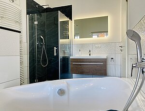Badezimmer der Fewo 7 der Villa Anna mit Dusche und Badewannne